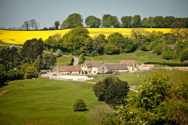 The Kingscote Barn Barn Weddings Tetbury Gloucestershire Hitched Co Uk