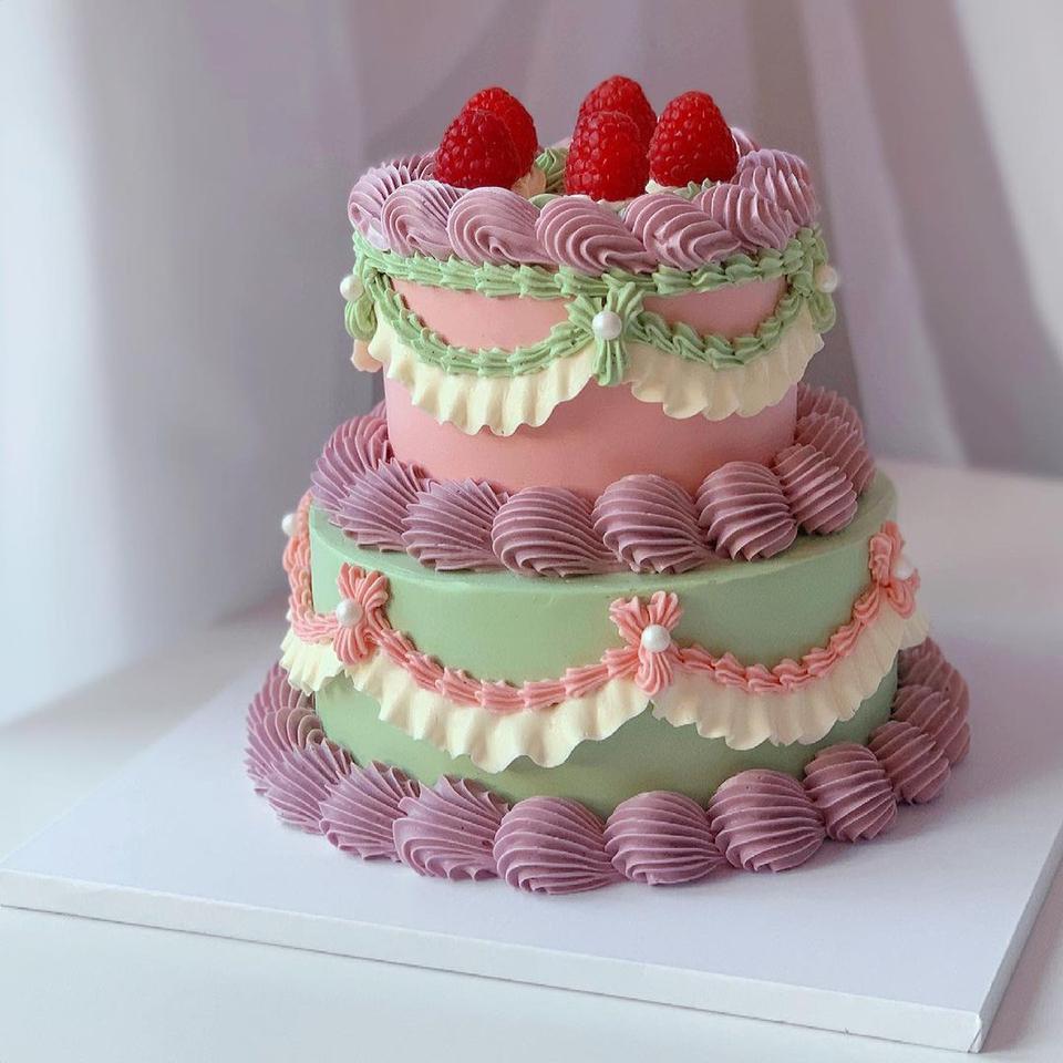 Kitsch Wedding Cakes: 17 Instagram-Worthy Wedding Cakes - hitched.co.uk