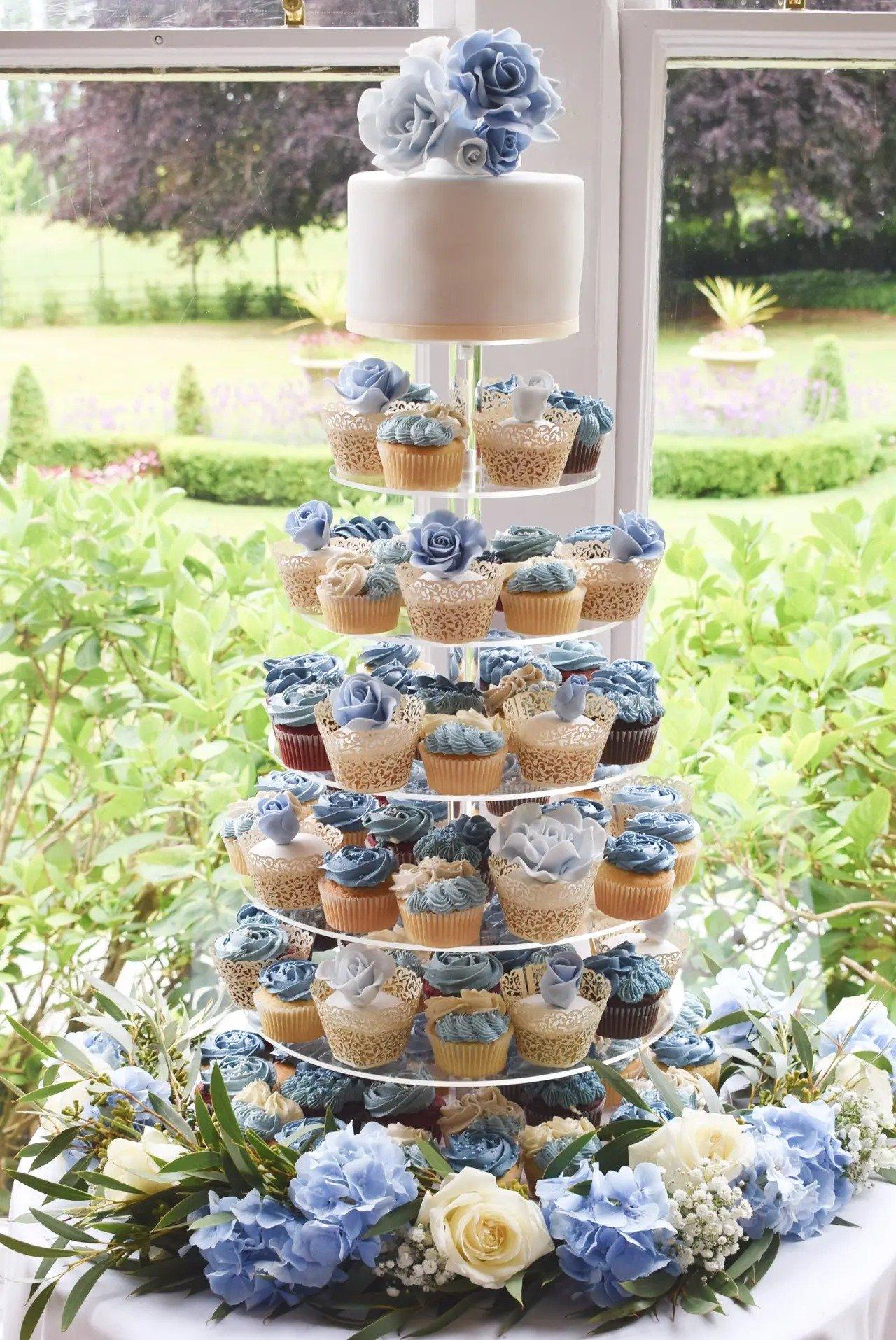 Royal blue wedding cake and cupcakes | Wedding cakes with cupcakes, Blue  wedding cupcakes, Royal blue wedding cakes