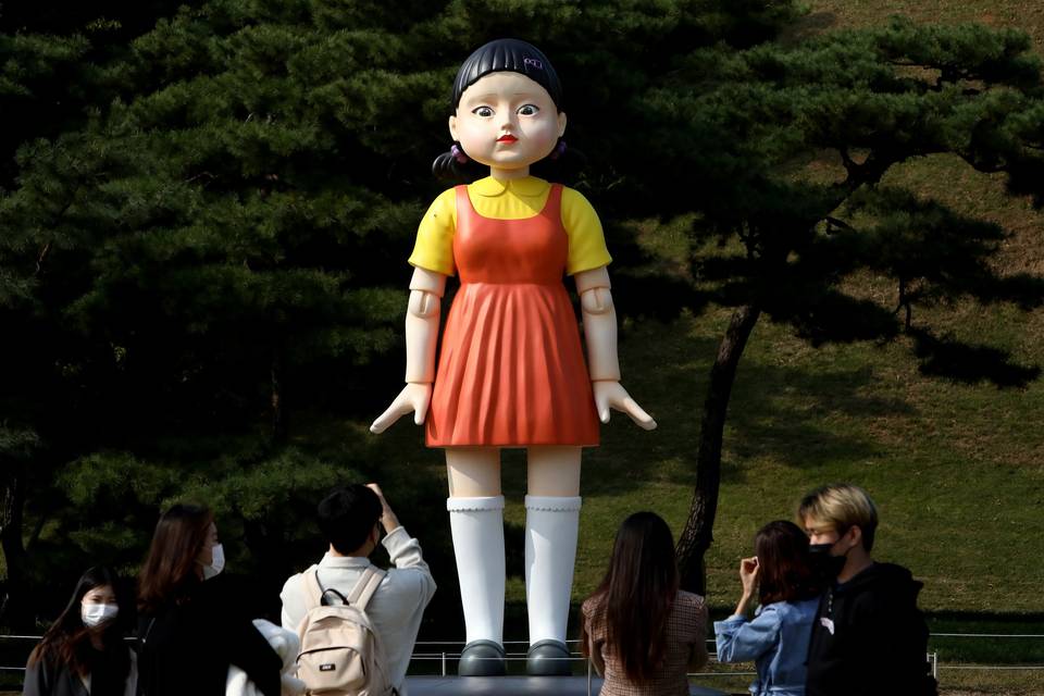 Statue of Younghee murdering doll from Squid Game for Squid Game themed wedding