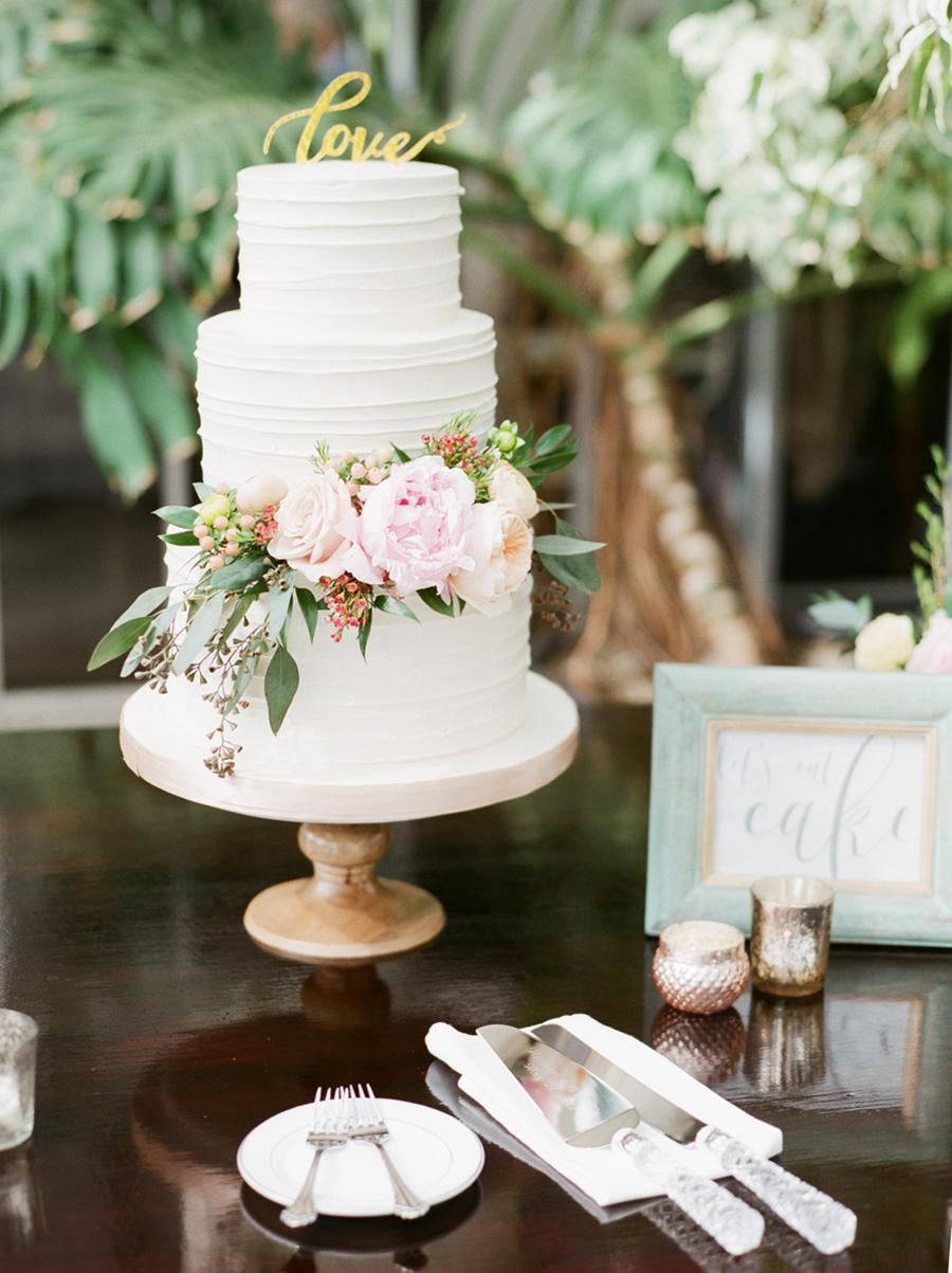 Buttercream flower cake rustic garden style by Yoyosummer | Bridestory.com