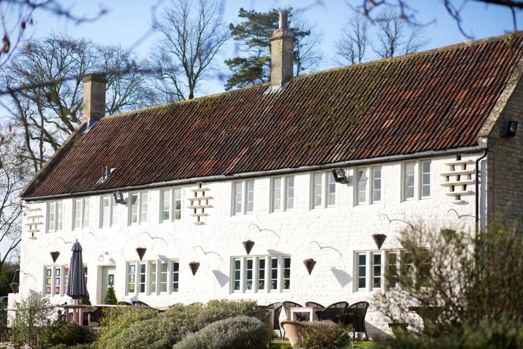 White-walled exterior of The Wheatsheaf Combe Hay