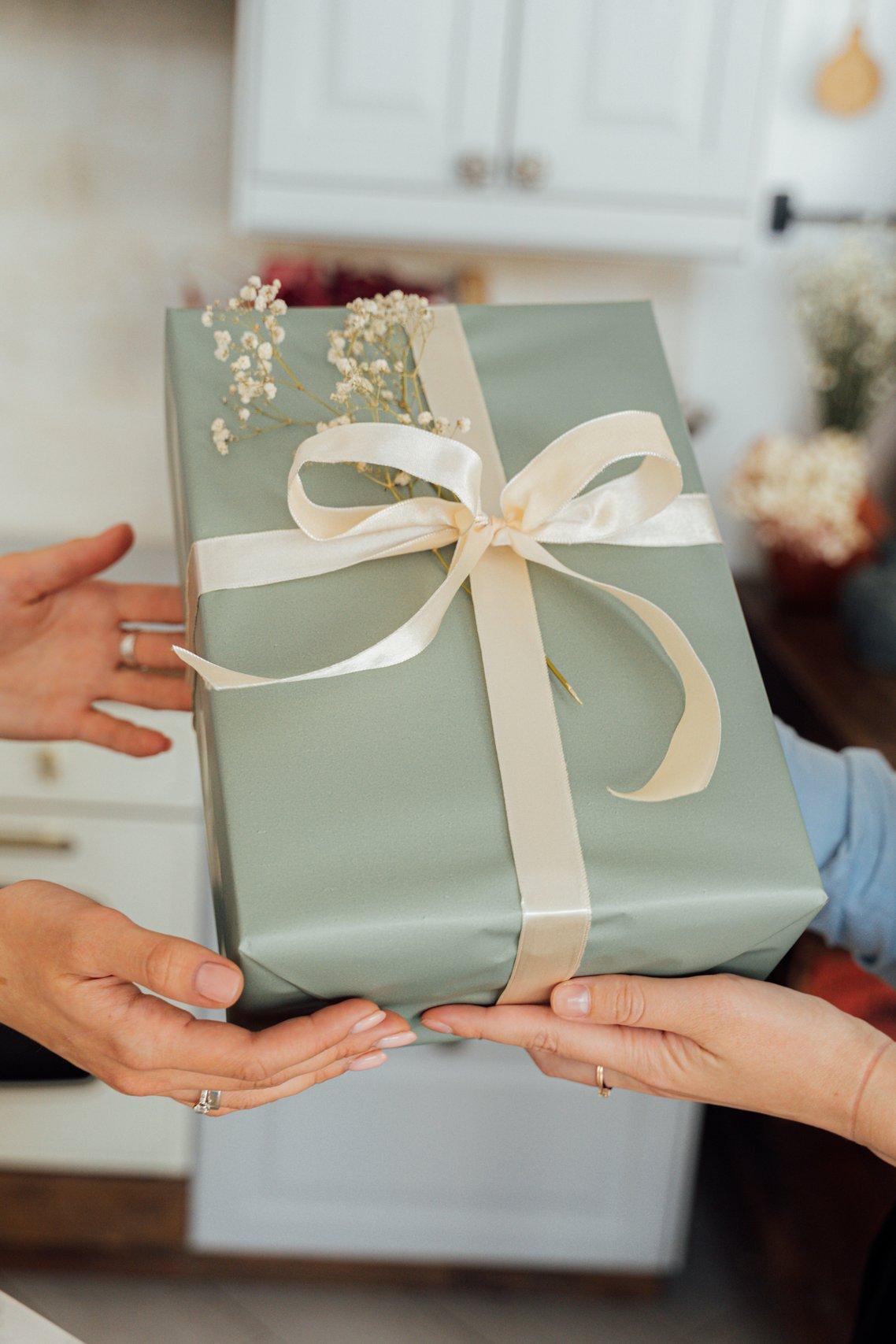 How Much Money Should You Give As a Wedding Gift hitched