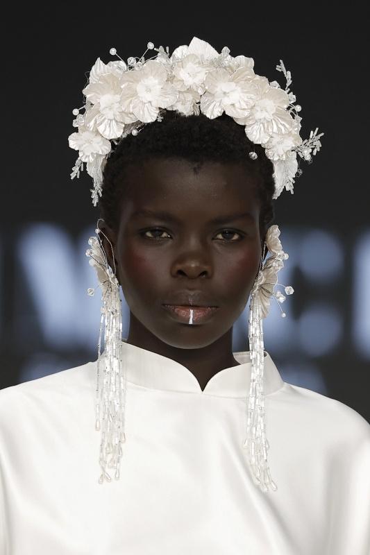 Dramatic pearl and floral white bridal headpiece modelled by Immacle at Barcelona 2026 bridal week