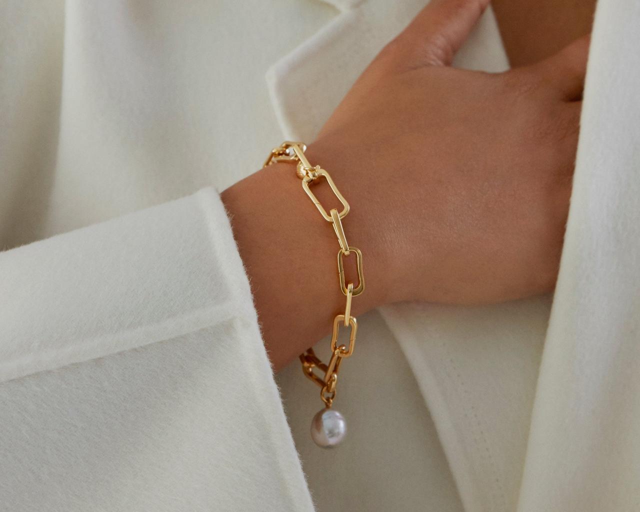 Gold chain bracelet
