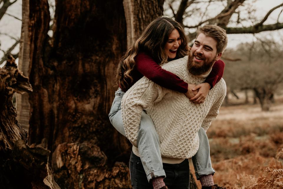 Engagement Photos: 33 Ideas for Your Engagement Photo Shoot - hitched.co.uk