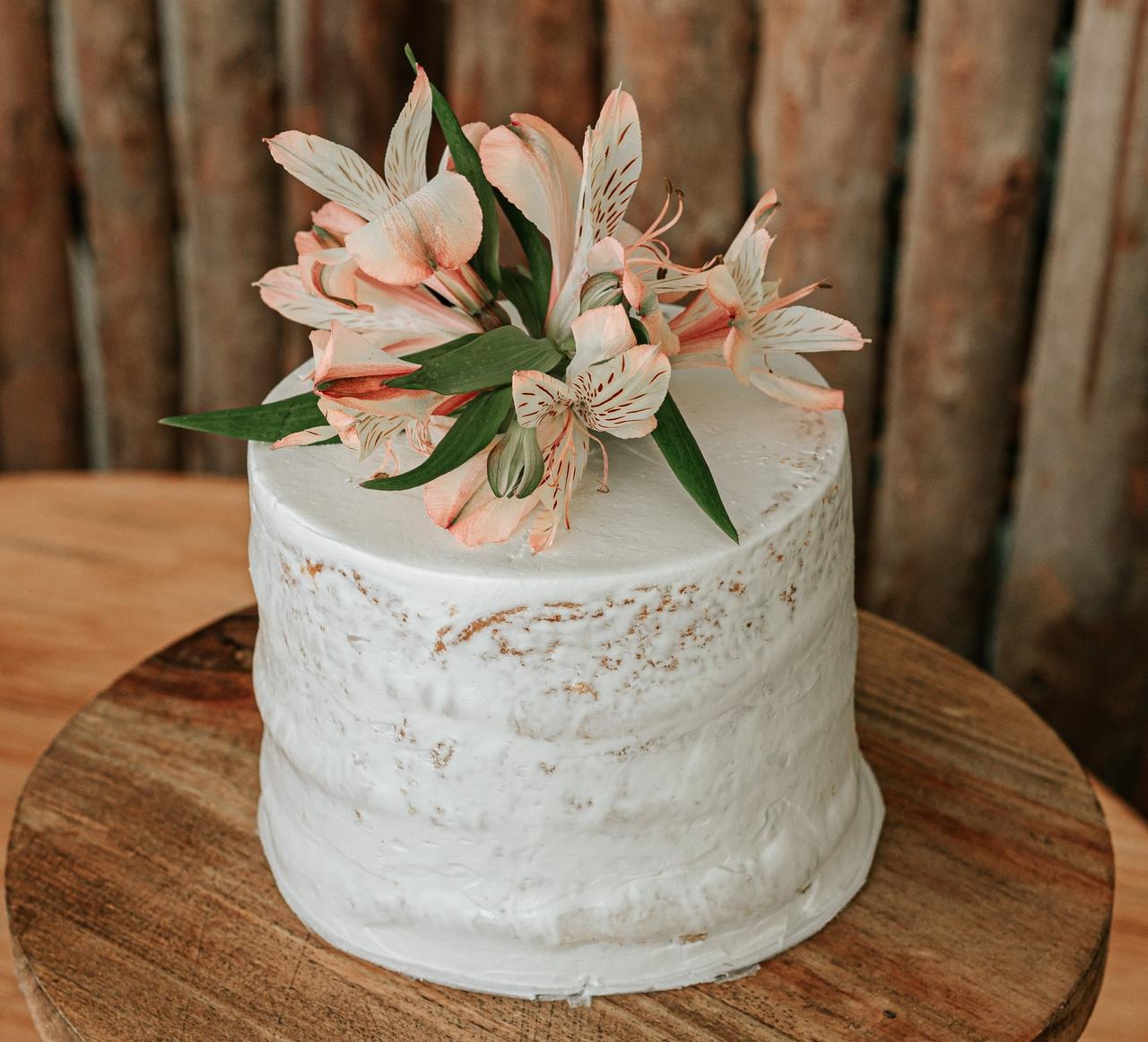Simple wedding cake with lillies as decoration