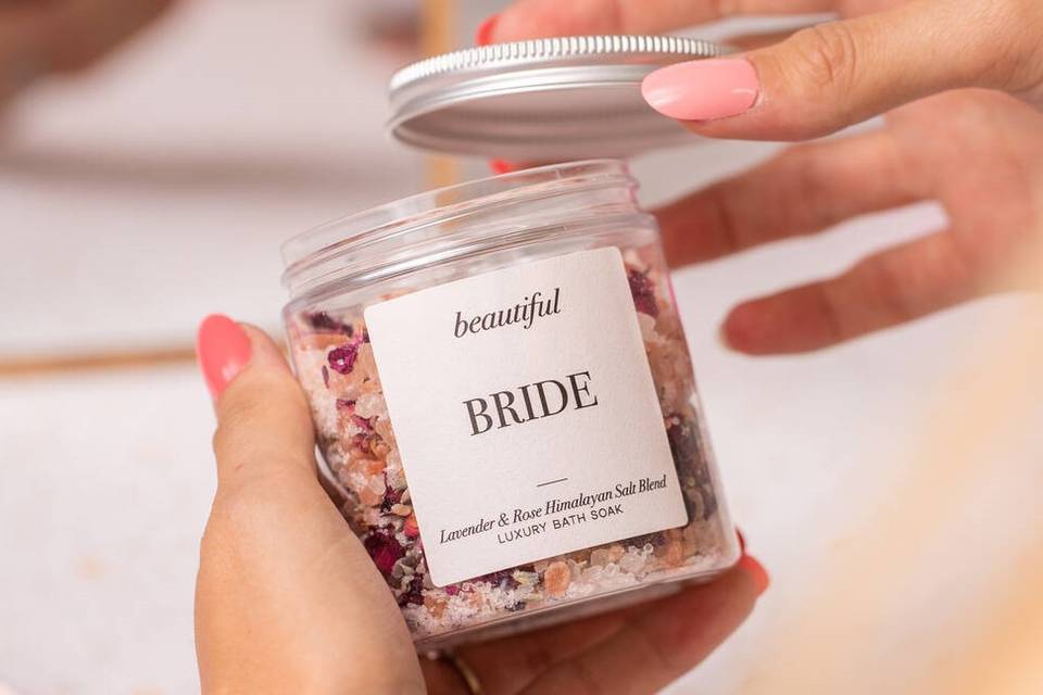 35 Gifts for the Bride on Her Wedding Day