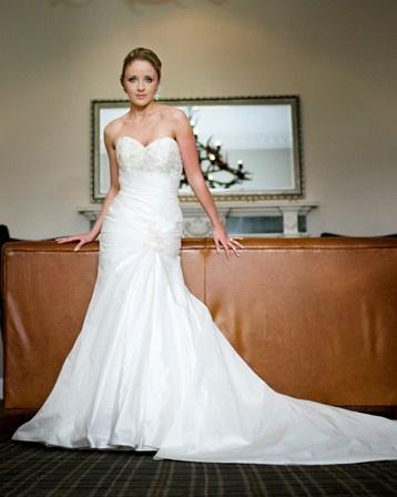 hourglass-brides
