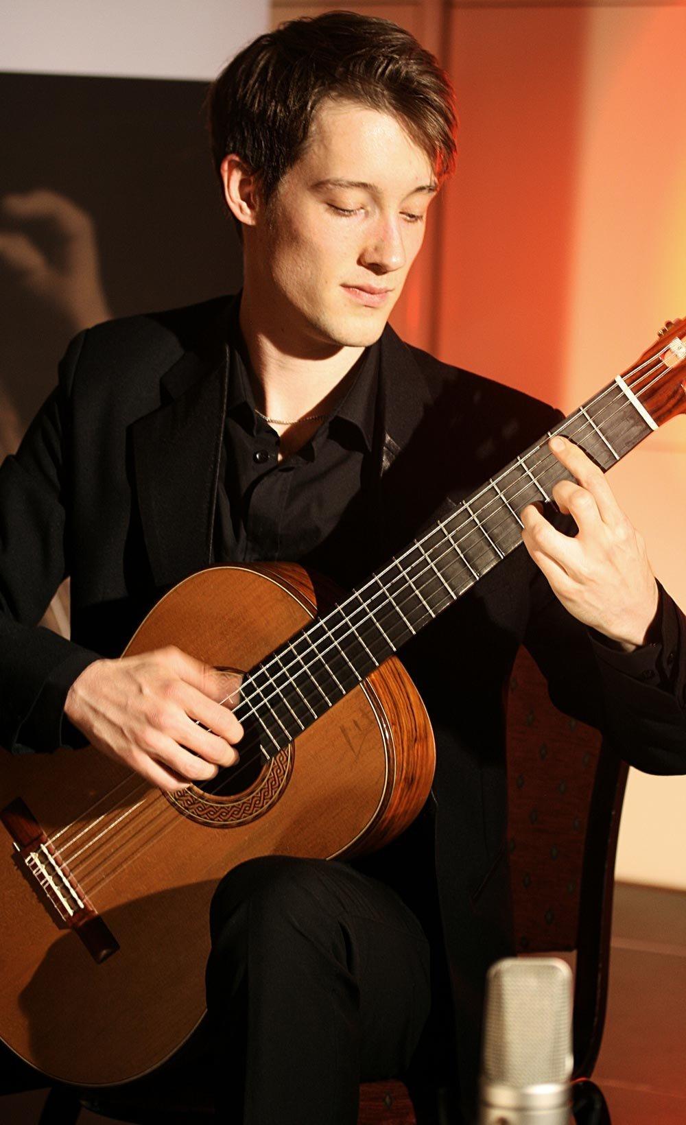 solo-guitarist-at-a-wedding-2