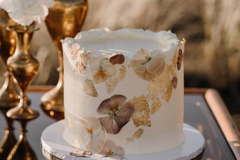 White Wedding Cakes Stock Photo - Download Image Now - Small, Wedding Cake,  Wedding - iStock