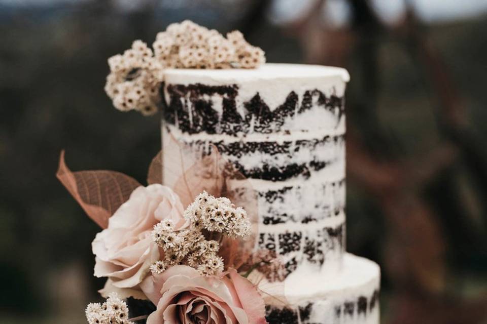 36 Naked Wedding Cakes for Stylish Celebrations