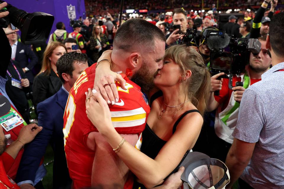 Taylor Swift kissing Travis Kelce at a Kansas City Chiefs game