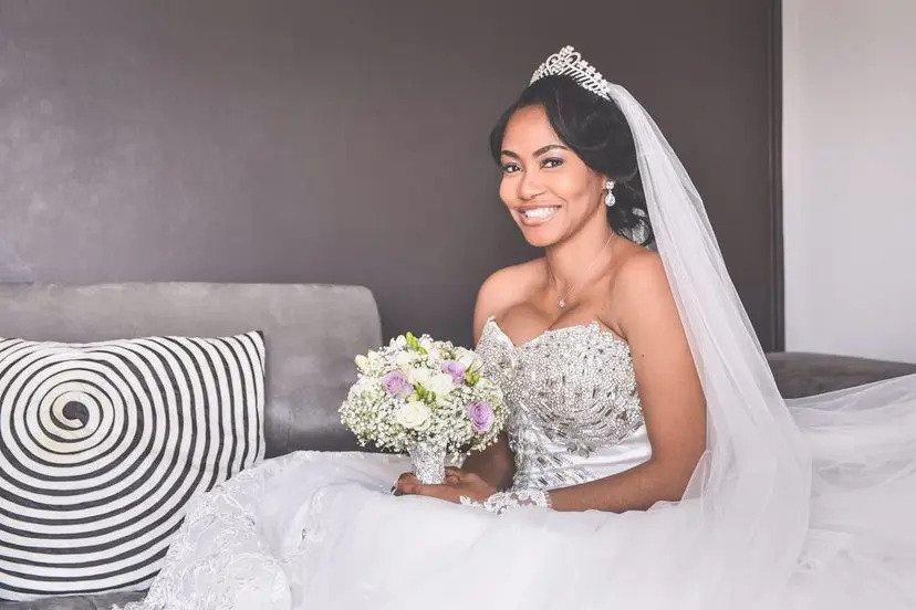 Bride with glamorous natural wedding makeup wearing a tiara, veil and a strapless wedding dress