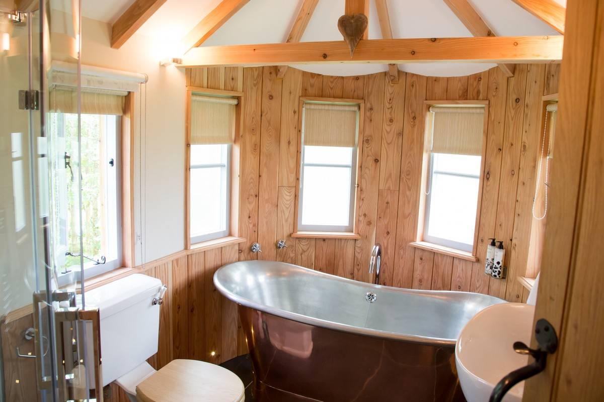 Bathtub in a small treehouse wedding venue