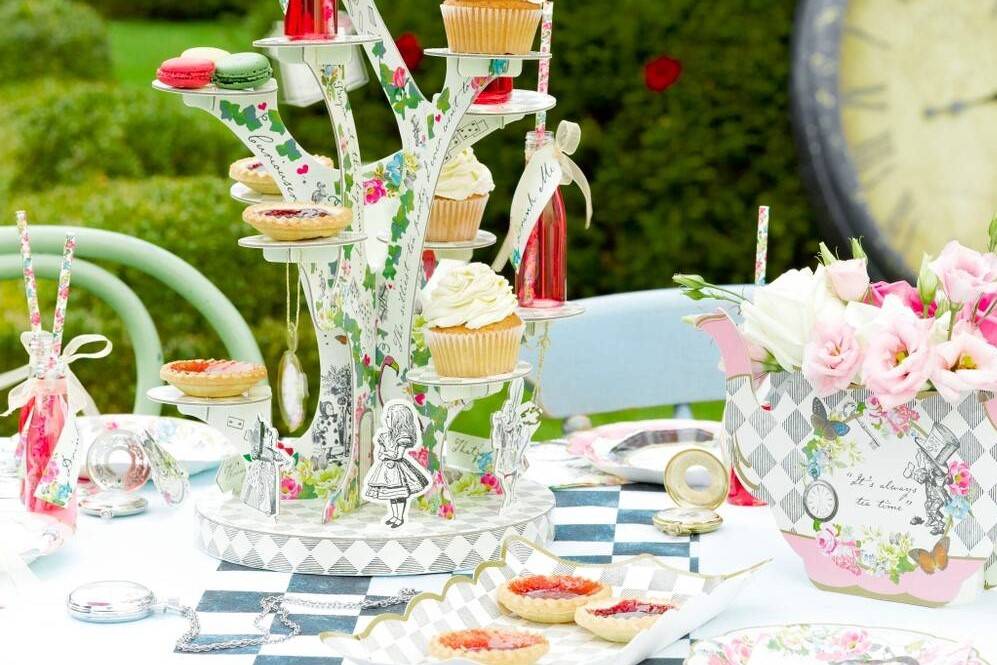 nice setting  Alice in wonderland party, Wonderland party decorations,  Alice in wonderland birthday