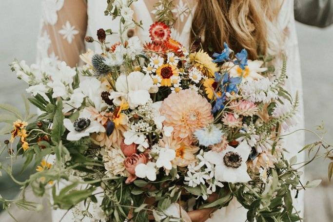 Natural flower wedding deals bouquets