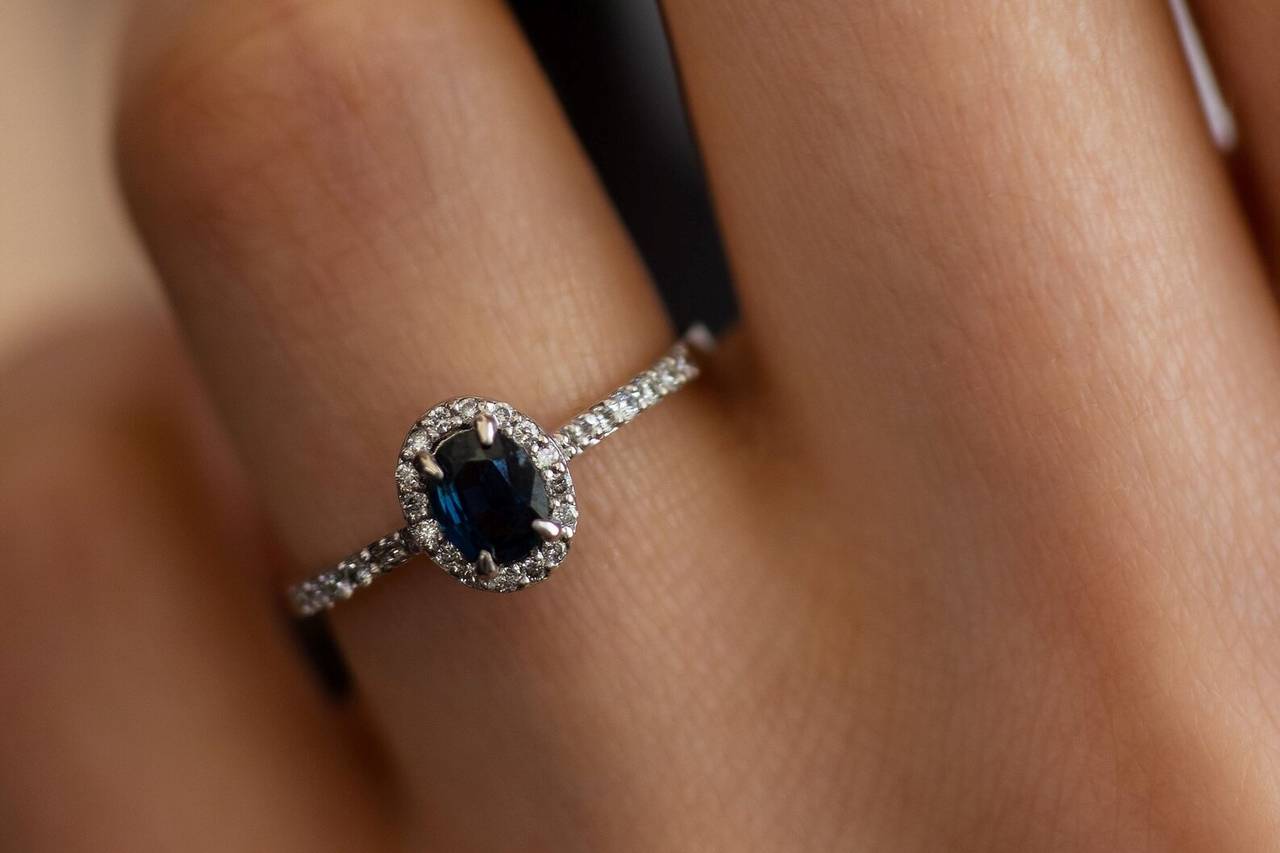 Ring in Rose Gold with Sapphire and Diamonds | KLENOTA