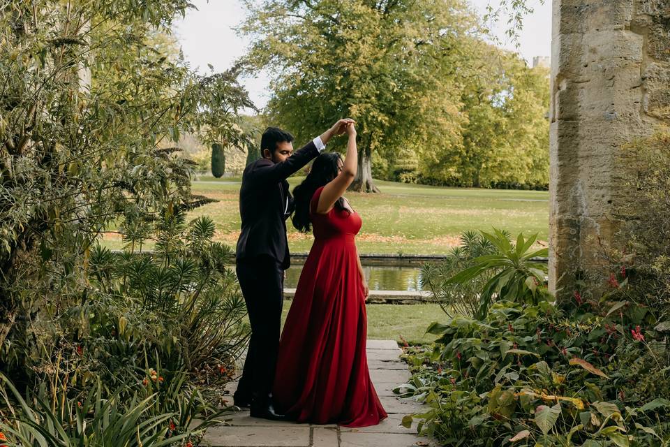 31 Essential Wedding Photo Poses for Couples to Try