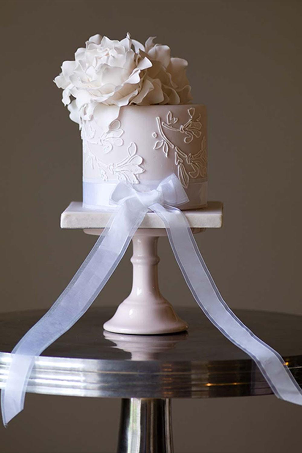 Minimalistic Single Tier Wedding Cake White Icing Decoration Close Copy  Stock Photo by ©evrmmnt 479575346