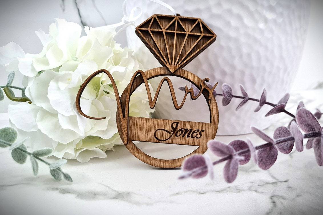 GLAM UP YOUR BRIDAL GOWN HANGERS WITH THESE BREATHTAKING DIY IDEAS