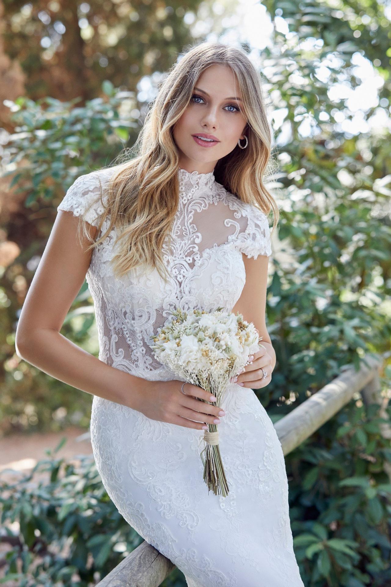 Simple high clearance neck wedding dress