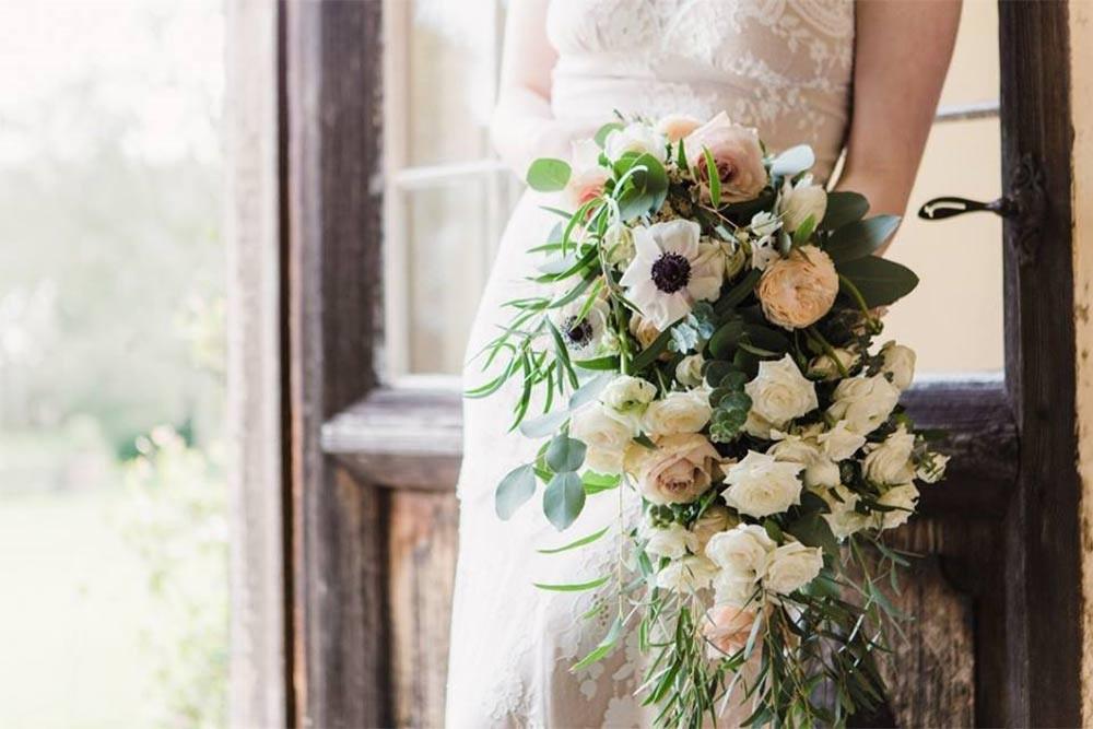 beautiful-cascading-wedding-flowers