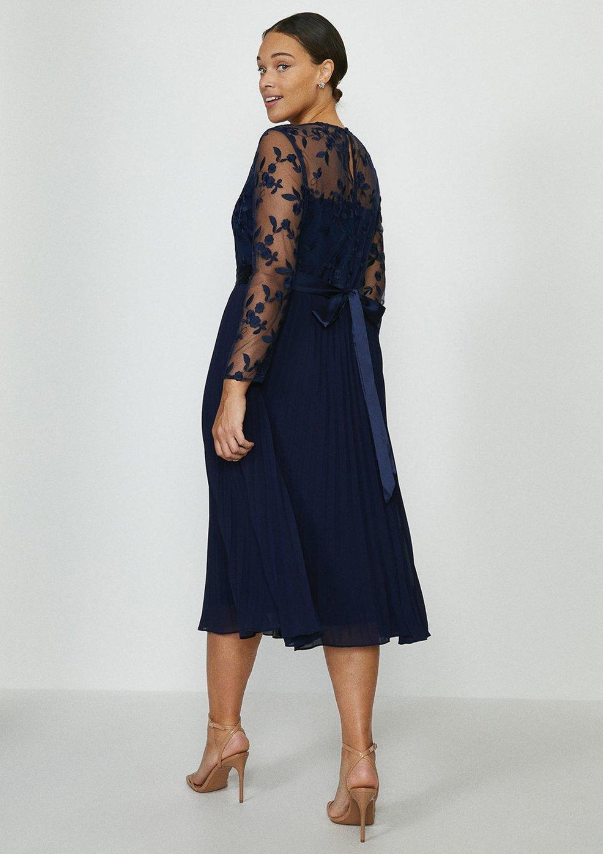Flattering Mother of the Bride Dresses for Plus Size UK Mums 