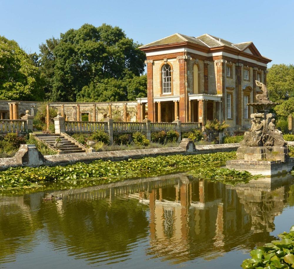 Exterior of Northamptonshire wedding venue Stoke Park Pavilions with fountain