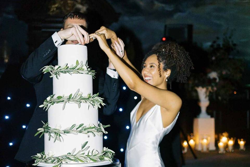 20 Simple Wedding Cakes to Suit All Celebrations