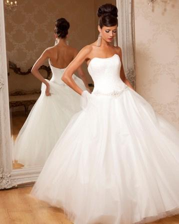pear-shaped-brides