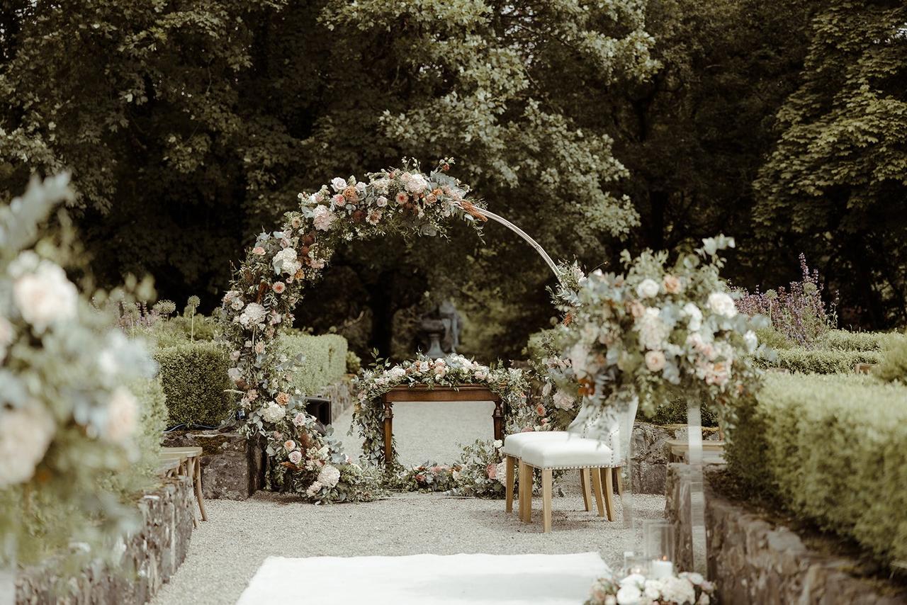 The altar dressed with a floral moon 