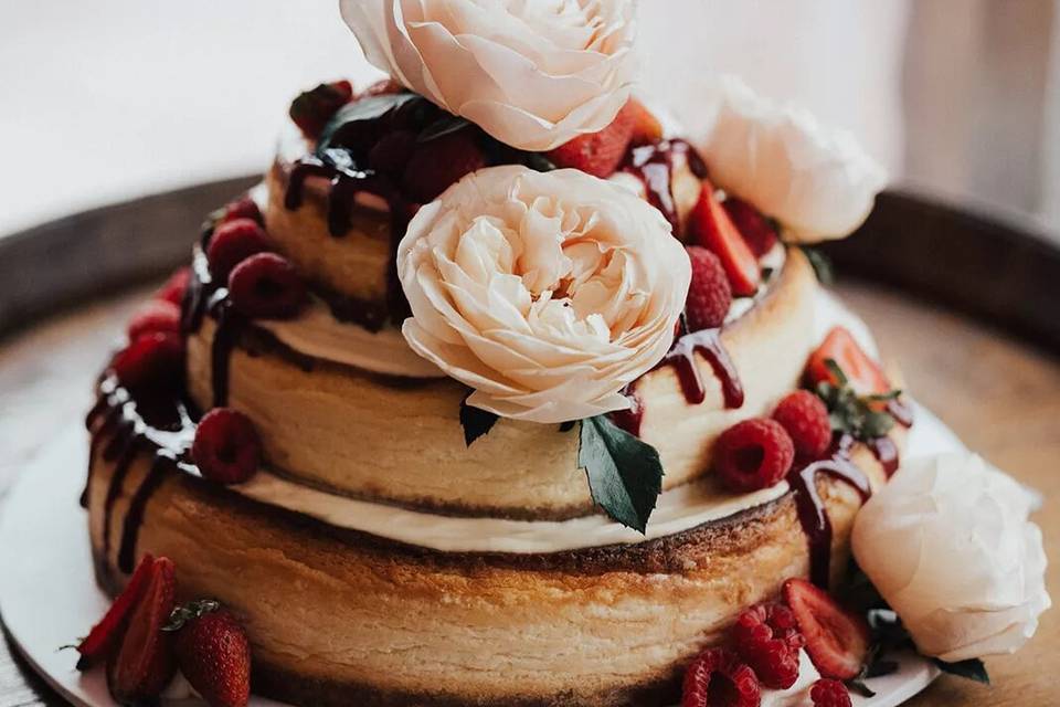 Baked wedding cheesecake with chocolate and flowers