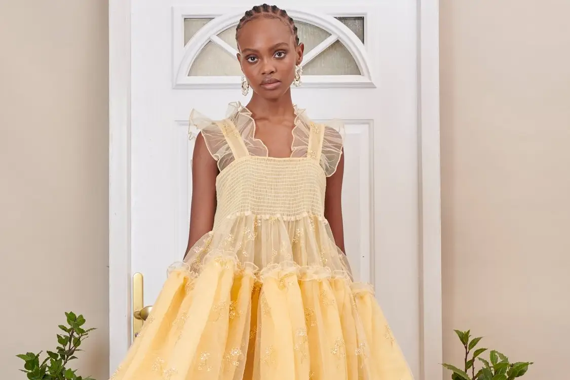 What to wear with a yellow dress to outlet a wedding