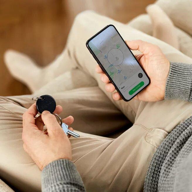 Man holding a phone and keys