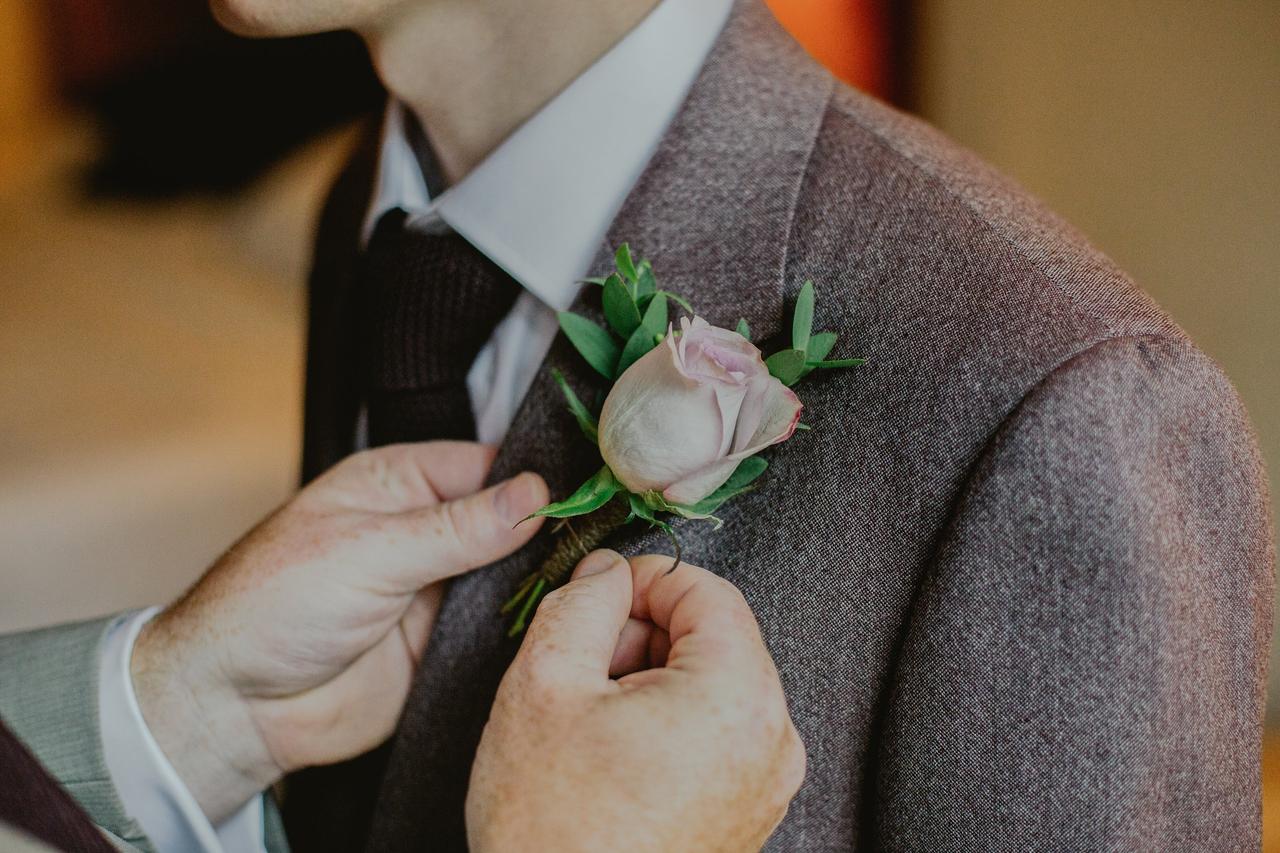 Should guests wear 2025 flowers to a wedding