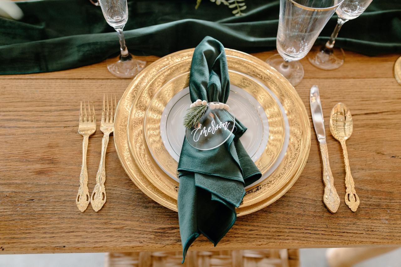 Wedding table place mat with a gold plate and green napkin