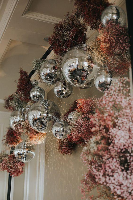 20 Fabulous Hanging Wedding Flower Ideas (& How to Create Your Own