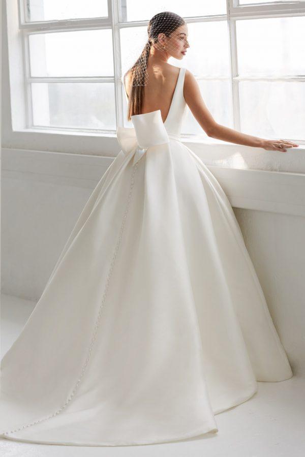 24 Wedding Dresses With Bows: The Latest Bridal Fashion Trend -  Hitched.Co.Uk