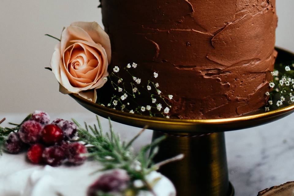 Chocolate wedding cake with macaroons 