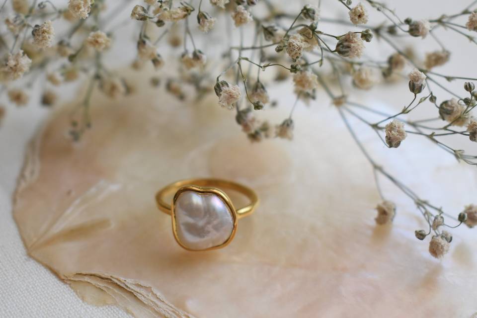 Pearl ring with flowers