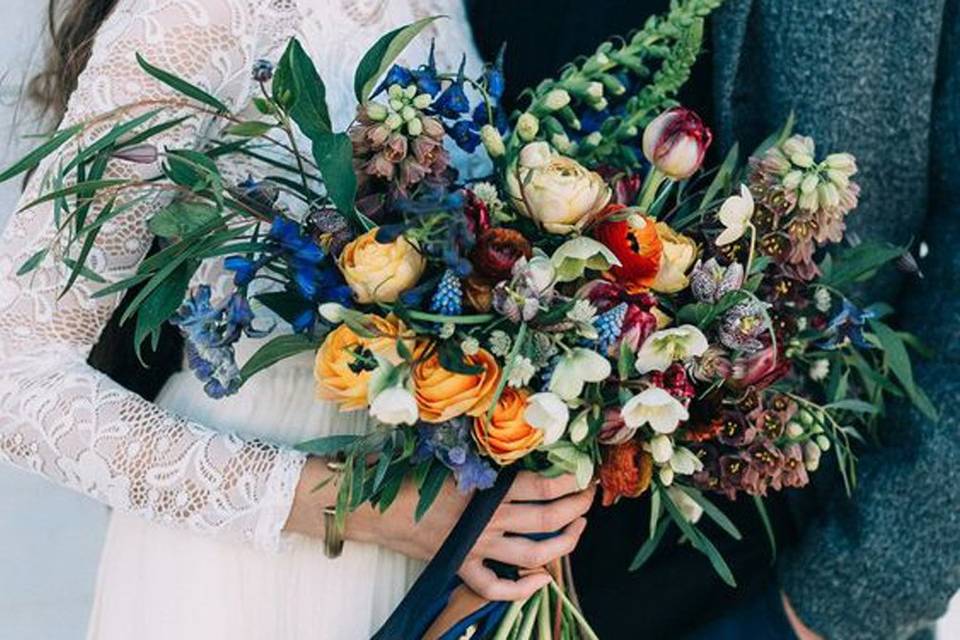 Winter Wedding Flowers: 23 Winter Wedding Bouquets -  