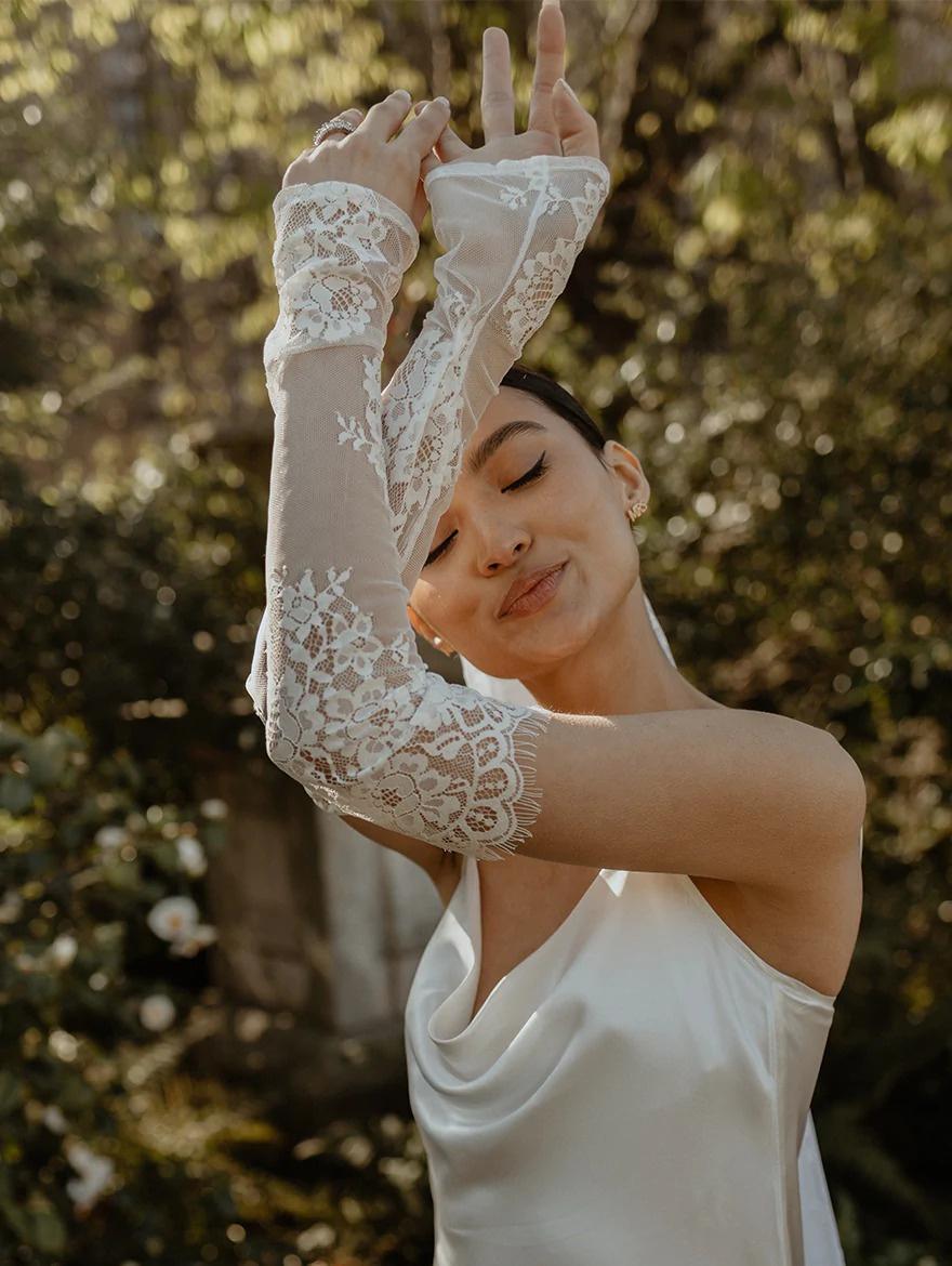 Bridal Gloves Are Making a Come Back for Fall 2023 - Perfete