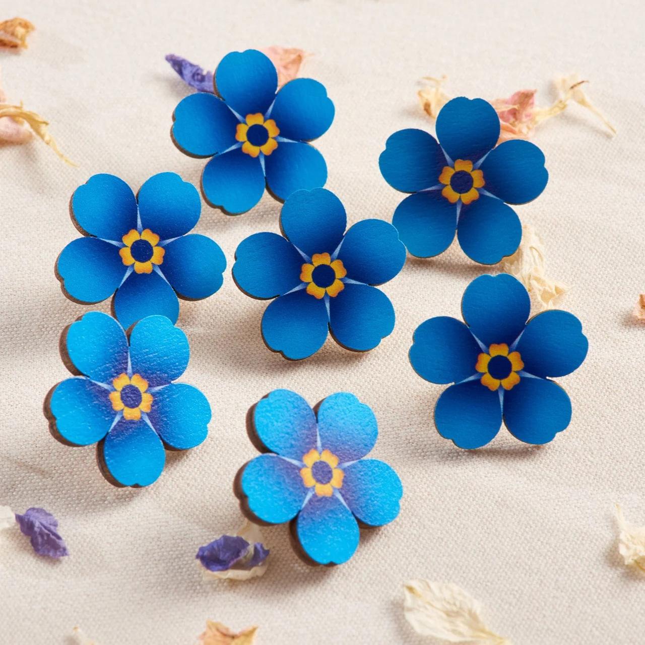 Wooden Forget-Me-Not Flower Pin Badge – Alzheimer's Society