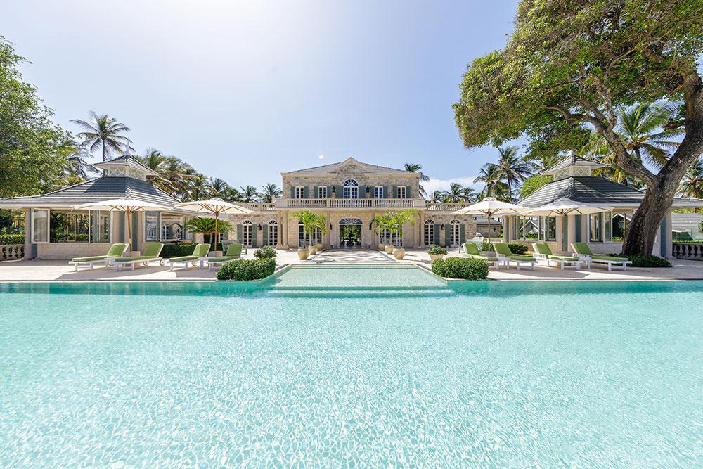 Luxury hotel in Palm Beach with a large, crystal clear swimming pool 