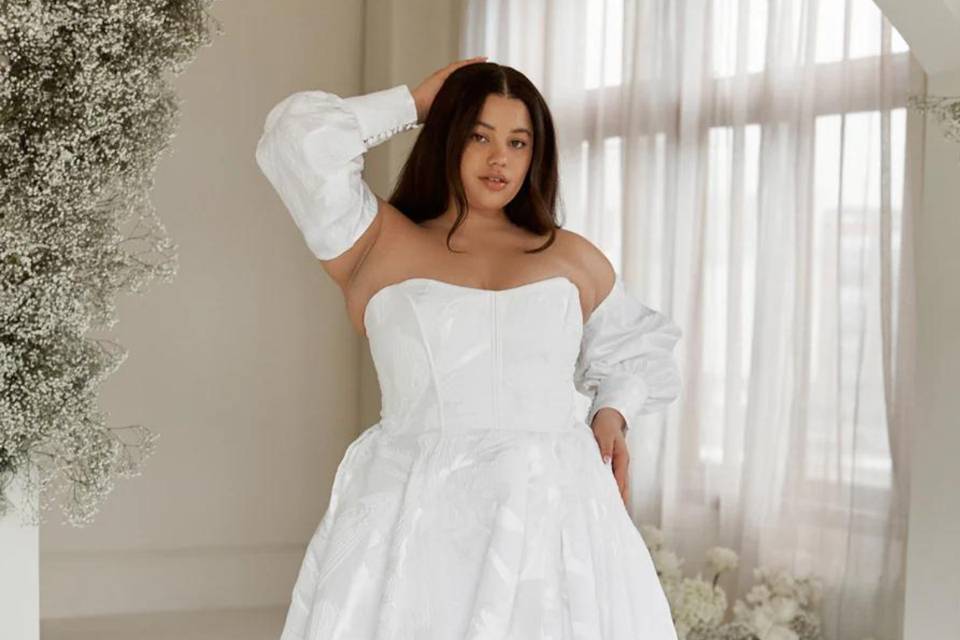 plus size bride in gown with detached sleeves