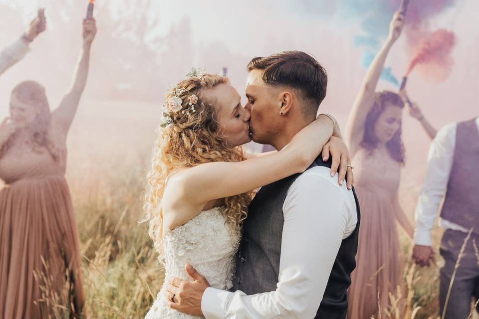 How to Choose a Wedding Photographer: 8 Foolproof Steps