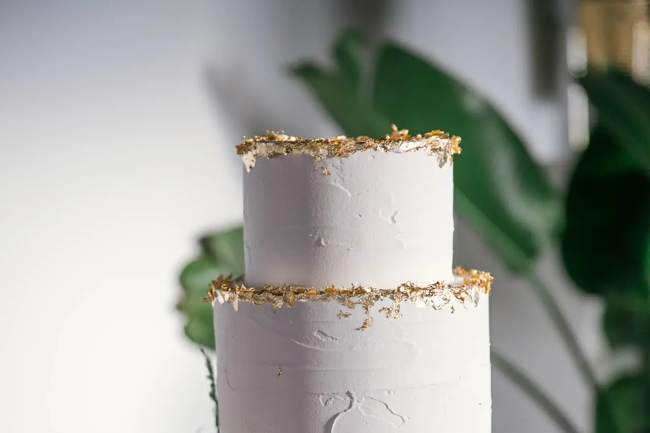 25 Best Simple Wedding Cakes 2021 : Simple Wedding Cake with Gold Detail