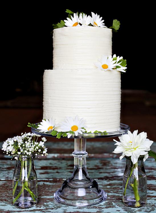 Simple wedding cake with daisies