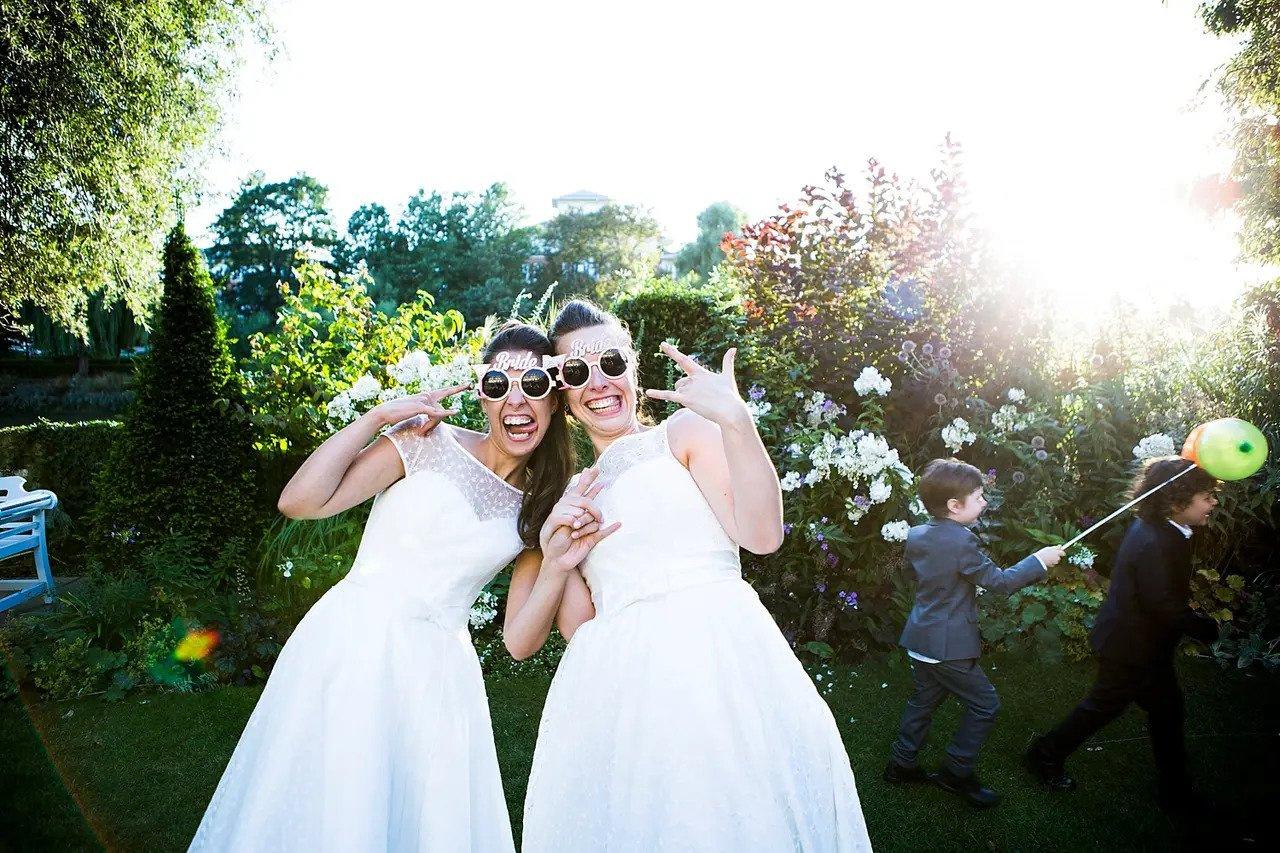 Deux mariées à lunettes de soleil posant ensemble